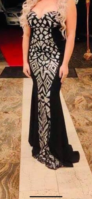 Vând rochii elegante