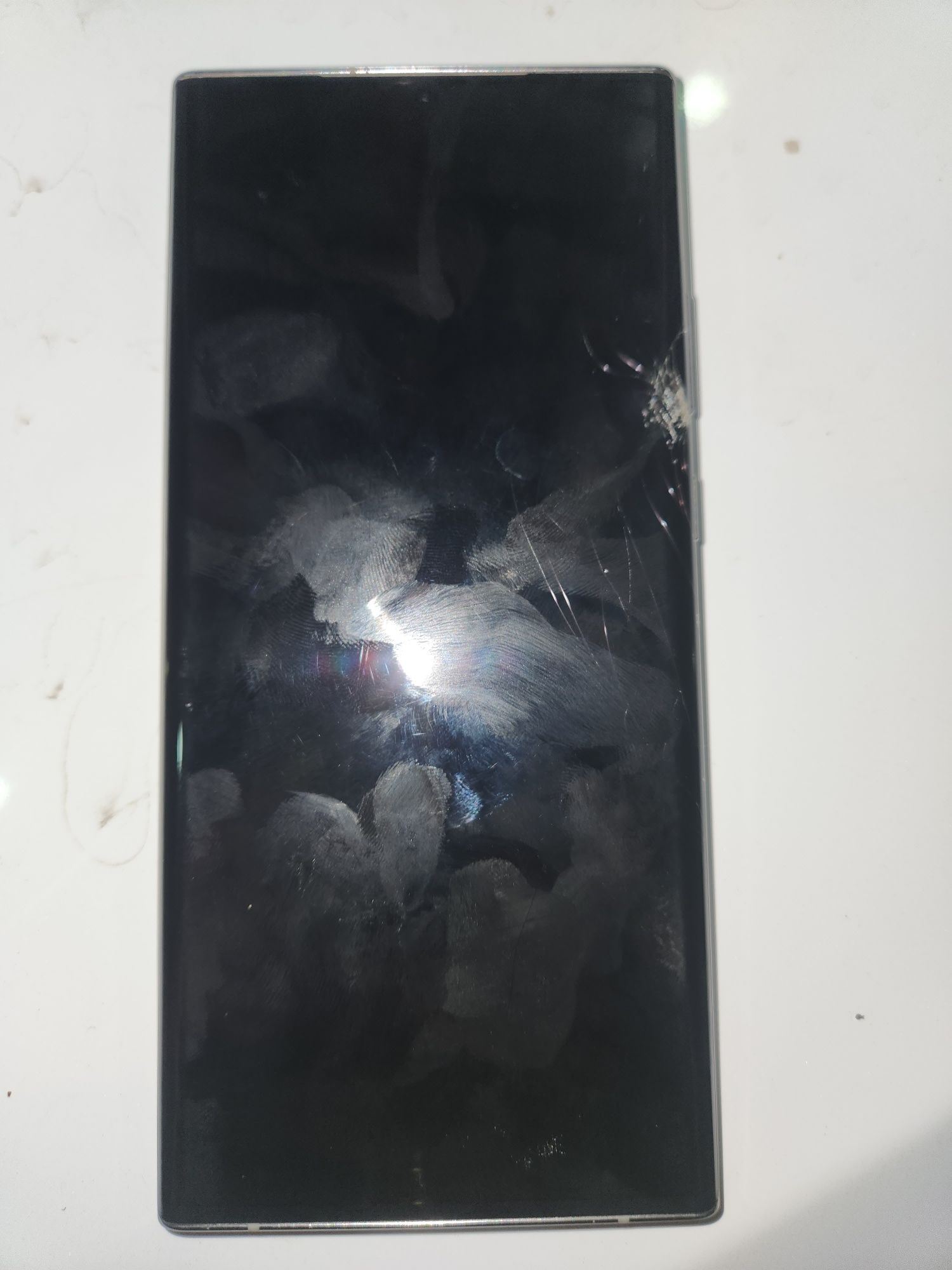 Samsung Not 20 Utra  xotira: 256 GB aybi ekrani kuygan holos boshqa ya