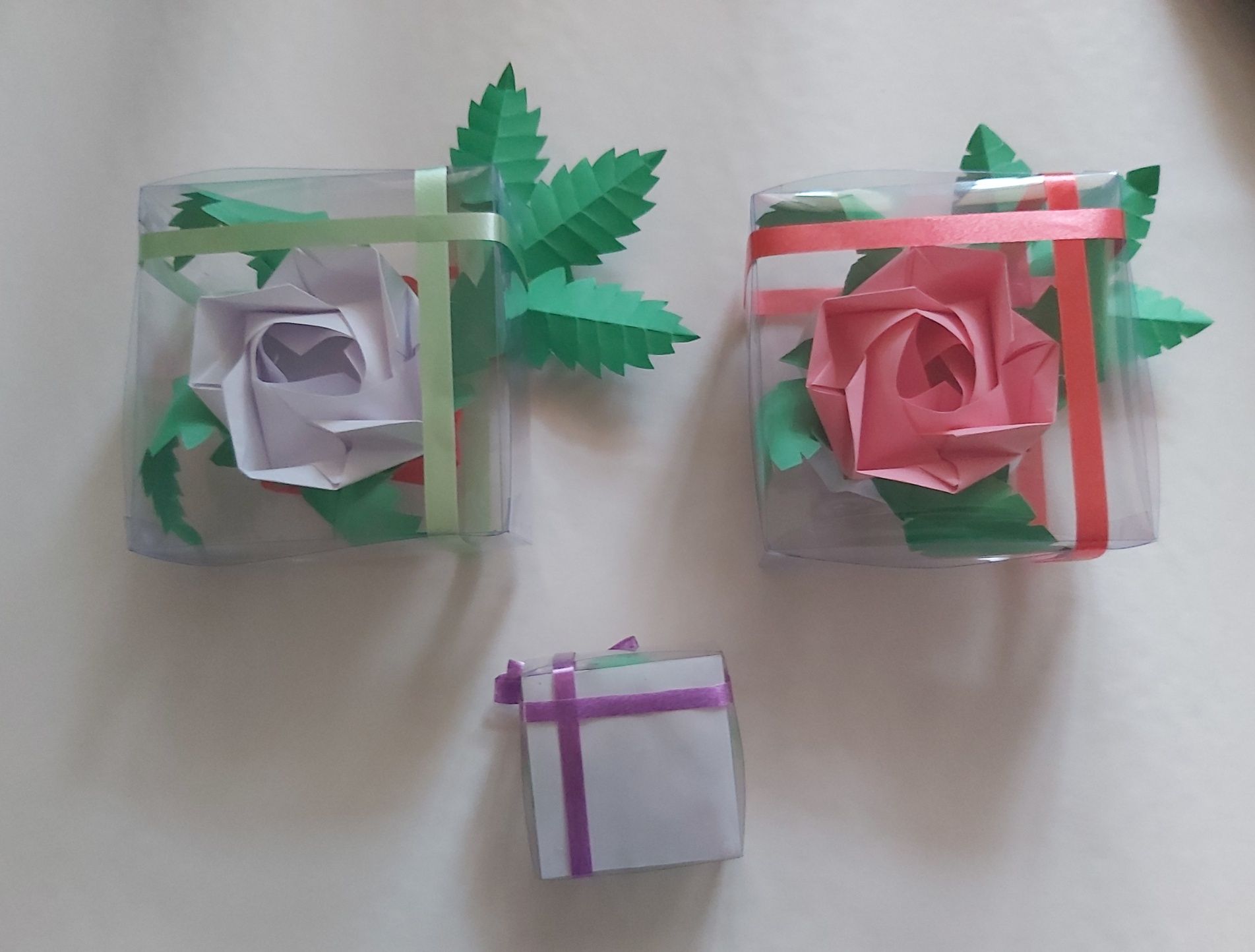 Реалистичен кладедец от камъчета и оригами рози