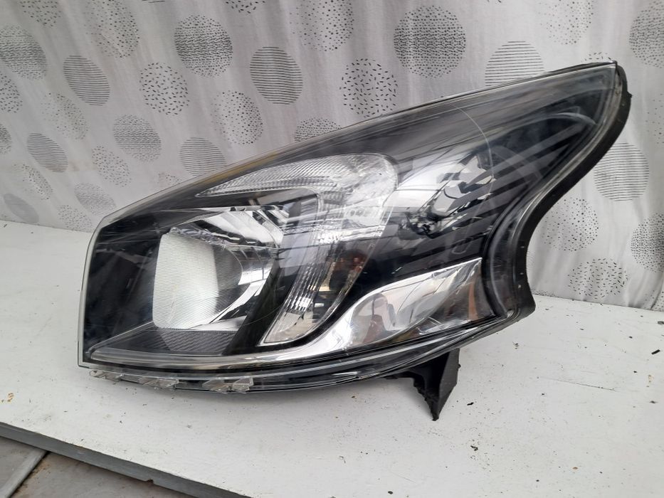 Фар Opel Vivaro  60лв