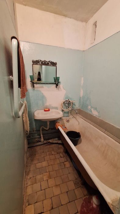 Срочно продаётся 3 комнатная квартира на 1 этаже 4 этажного дома