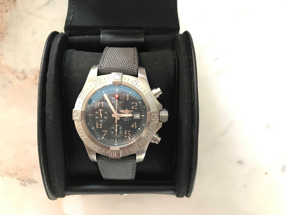 Breitling Chronograph Avenger Bandit Titanium E13383 45 mm