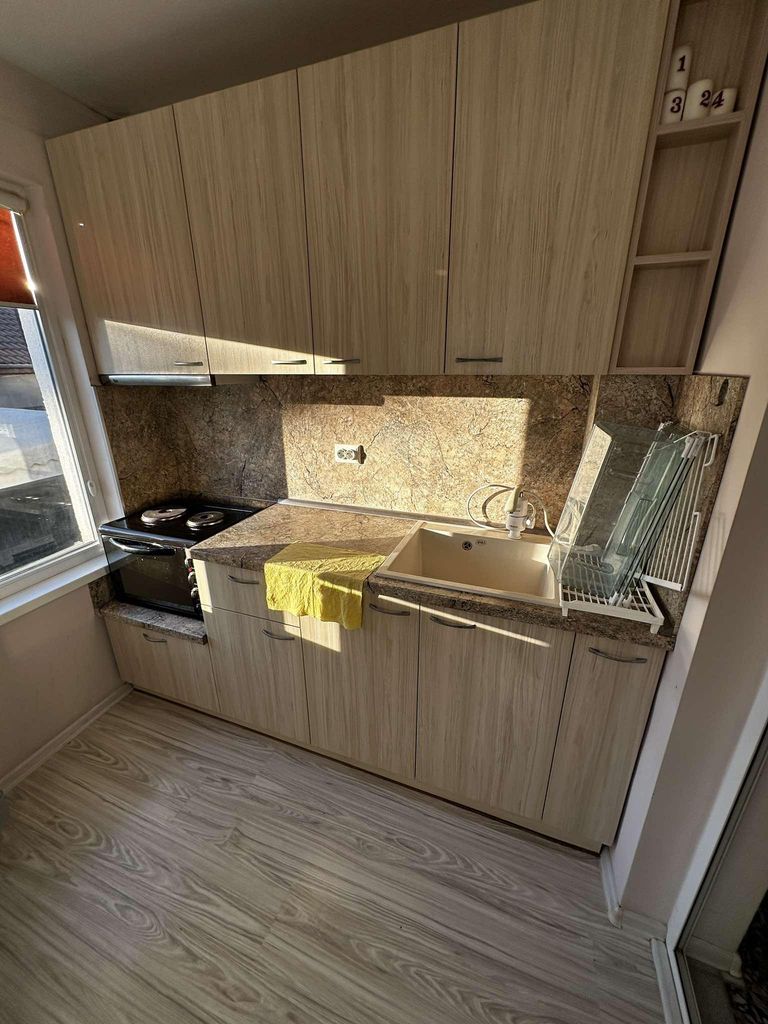 Дава се под наем Етаж от къща в Варна, Цветен квартал - 65 кв.м за 425 € - Снимка #2