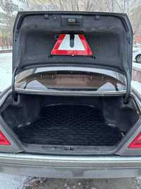 Резиновый коврик багажника на Mercedes-Benz C-class (w202 седан)