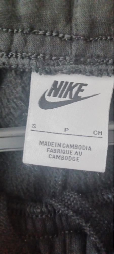 Продавам долнище на Nike