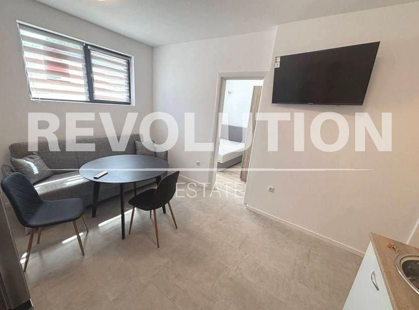 Дава се под наем Двустаен апартамент в к.к. Св.Св. Константин и Елена - 45 кв.м за 325 € - Снимка #1