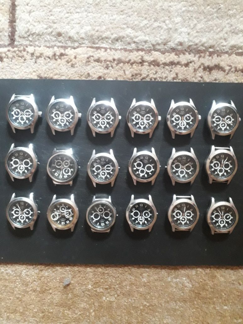 Продавам 30 броя часовници тсм