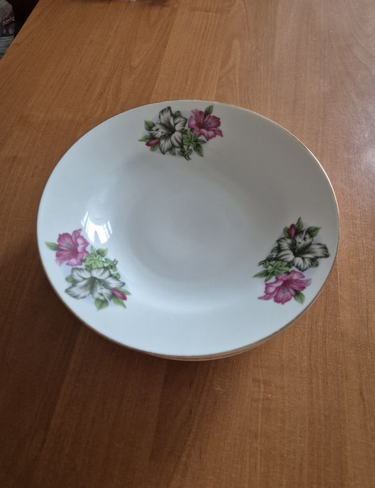 Тарелки новые глубокие