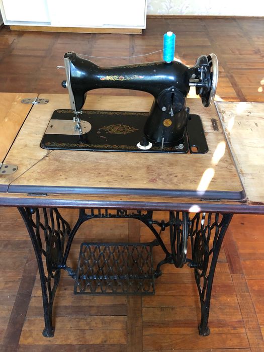 Швейная машинка с тумбой