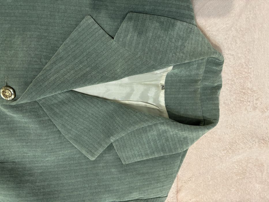 Официален зелен костюм, нежна мека материя, идеален