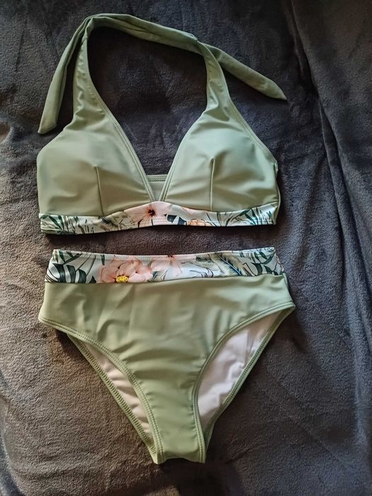 Vand set costum baie din 3 piese, model deosebit, masura S, nou