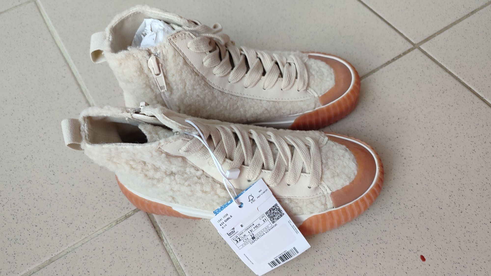 Нови MANGO детски кецове, 32 номер