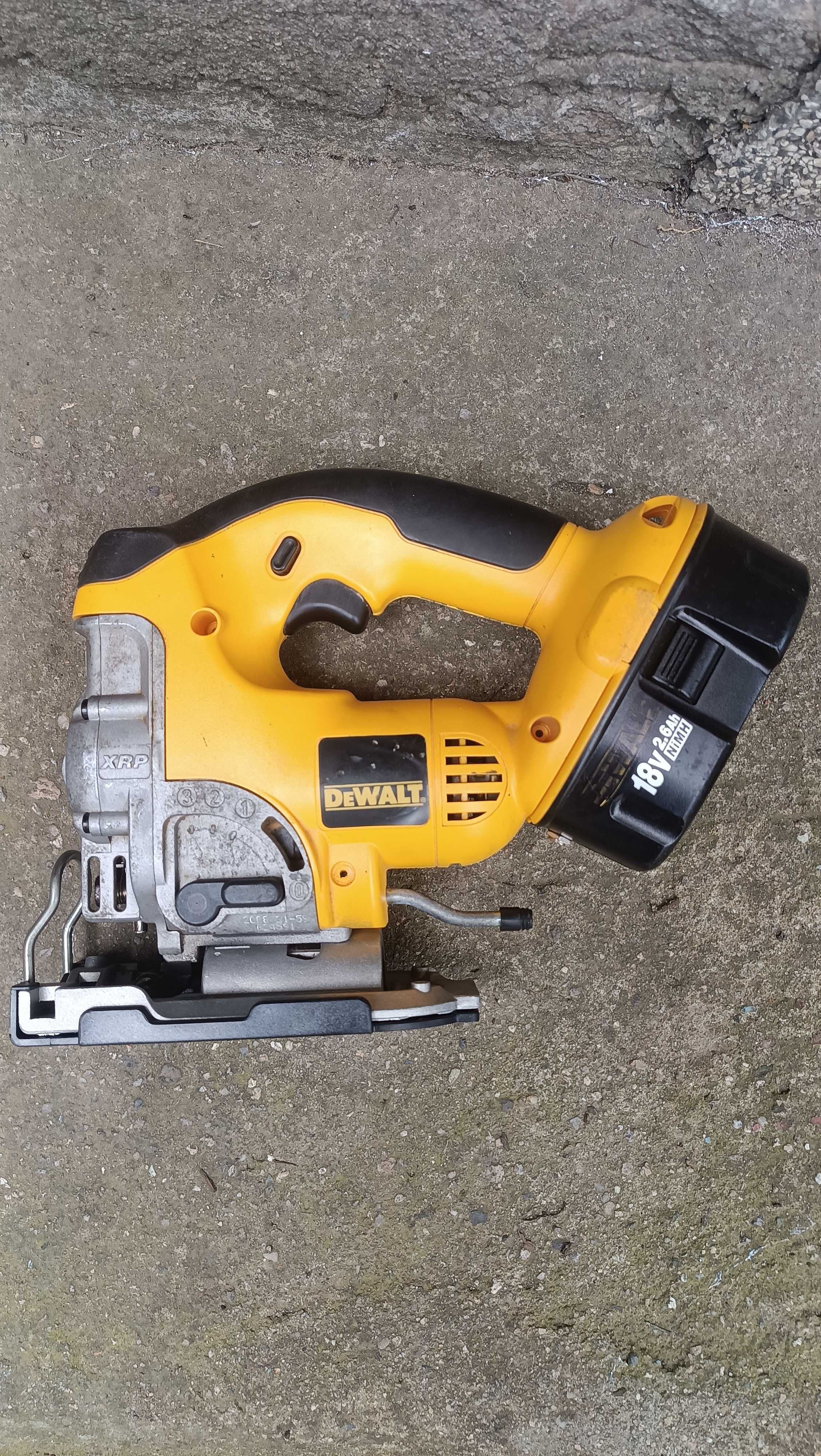 Акумулаторен прободен трион / зеге DeWalt DC330 с две батерии.