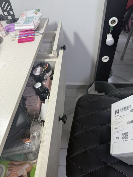 Маникюрный стол