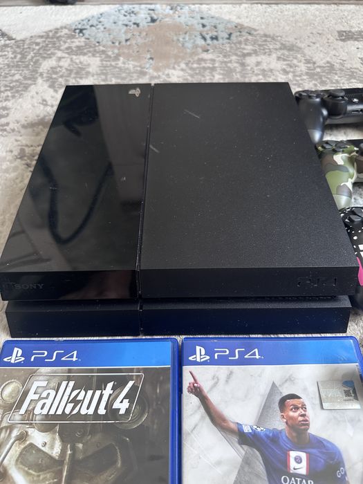 Продам PS 4 в отличном состоянии
