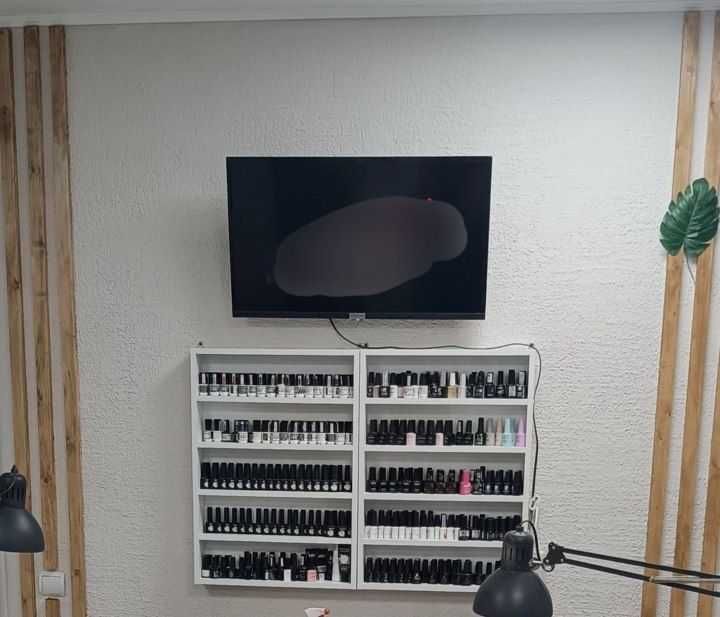 Навесной полка для лаков и для других предметов интерьера.
