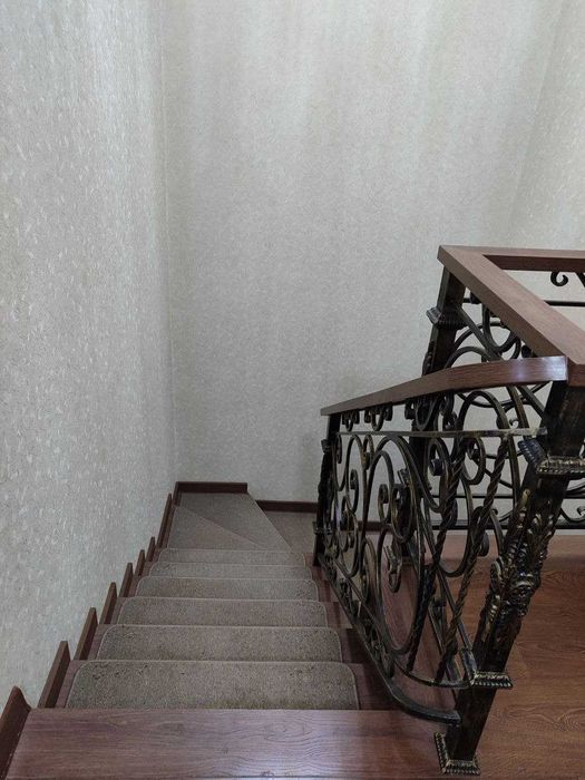 Продаю свою квартиру с цокольным этажом общей квадратурой 185,28 кв.м