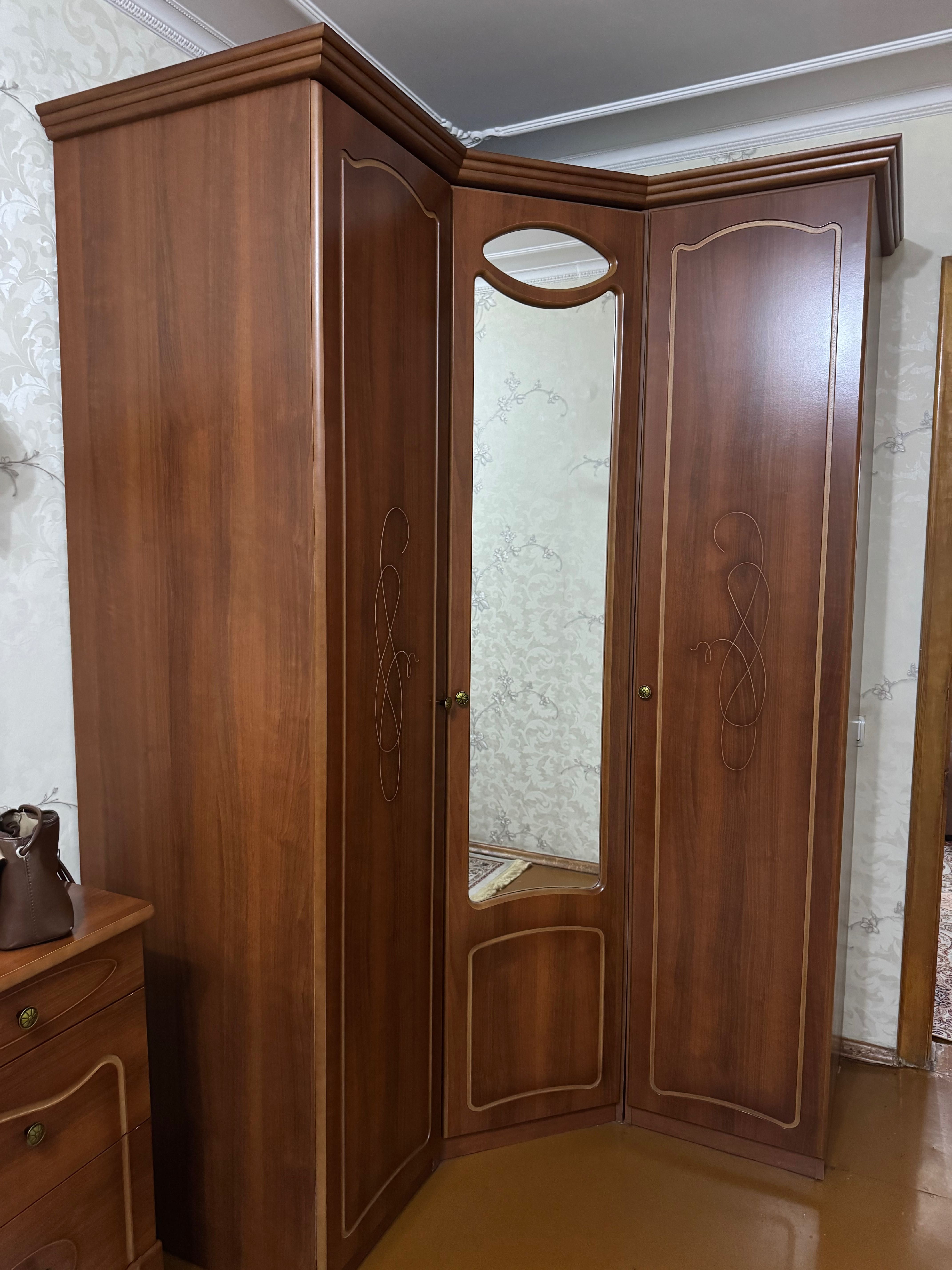 Продаем шкаф,комод,парту