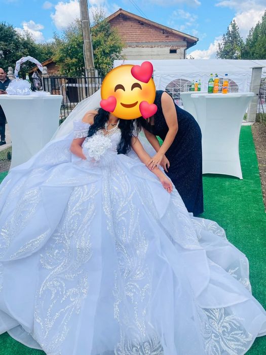 Продавам 2 булченски рокли 500 лв е едната и другата е от цена 500 лв