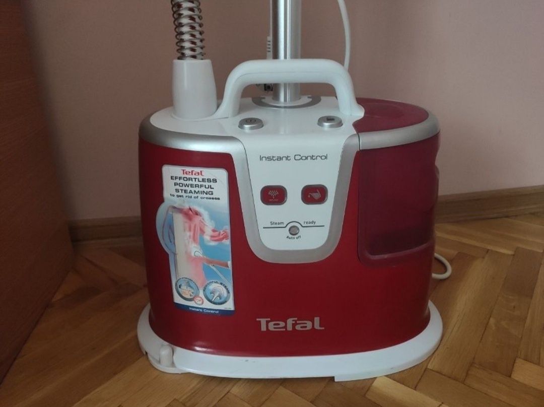 Уредът за вертикално гладене с пара Tefal Instant Control