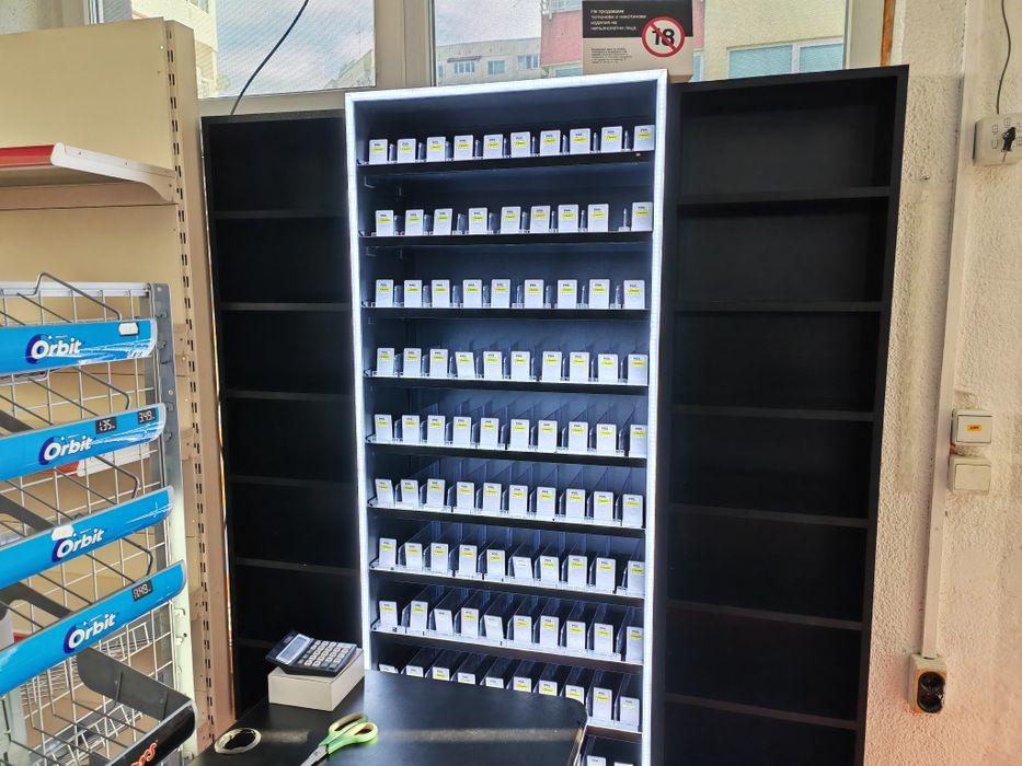 Дървен стелаж за цигари с LED осветление
