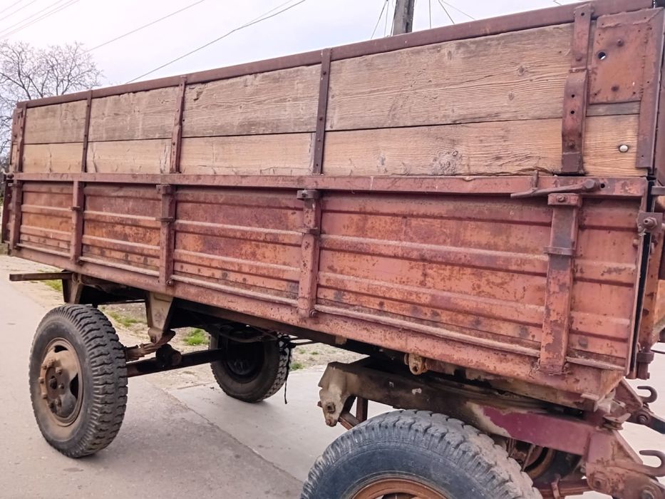 Remorcă autobasculabilă