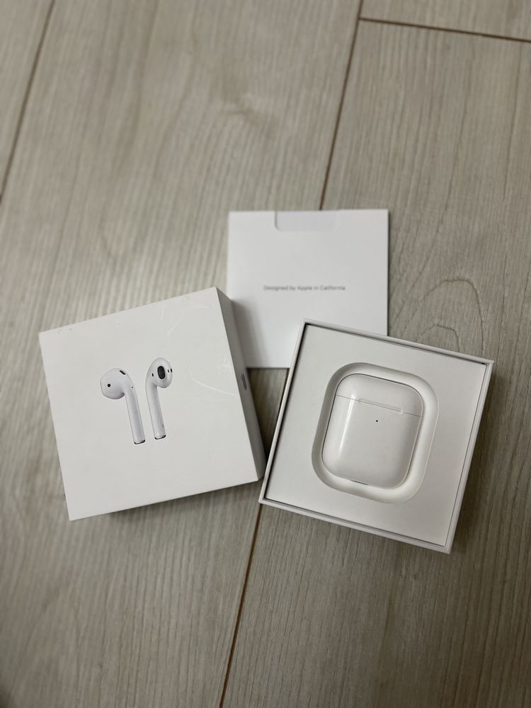 Срочно продам ( оригинал] Наушники Apple AirPods with Charging Case бе