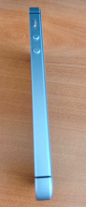 Apple iPhone SE 32gb фабрично отключен телефон, без забележки като нов