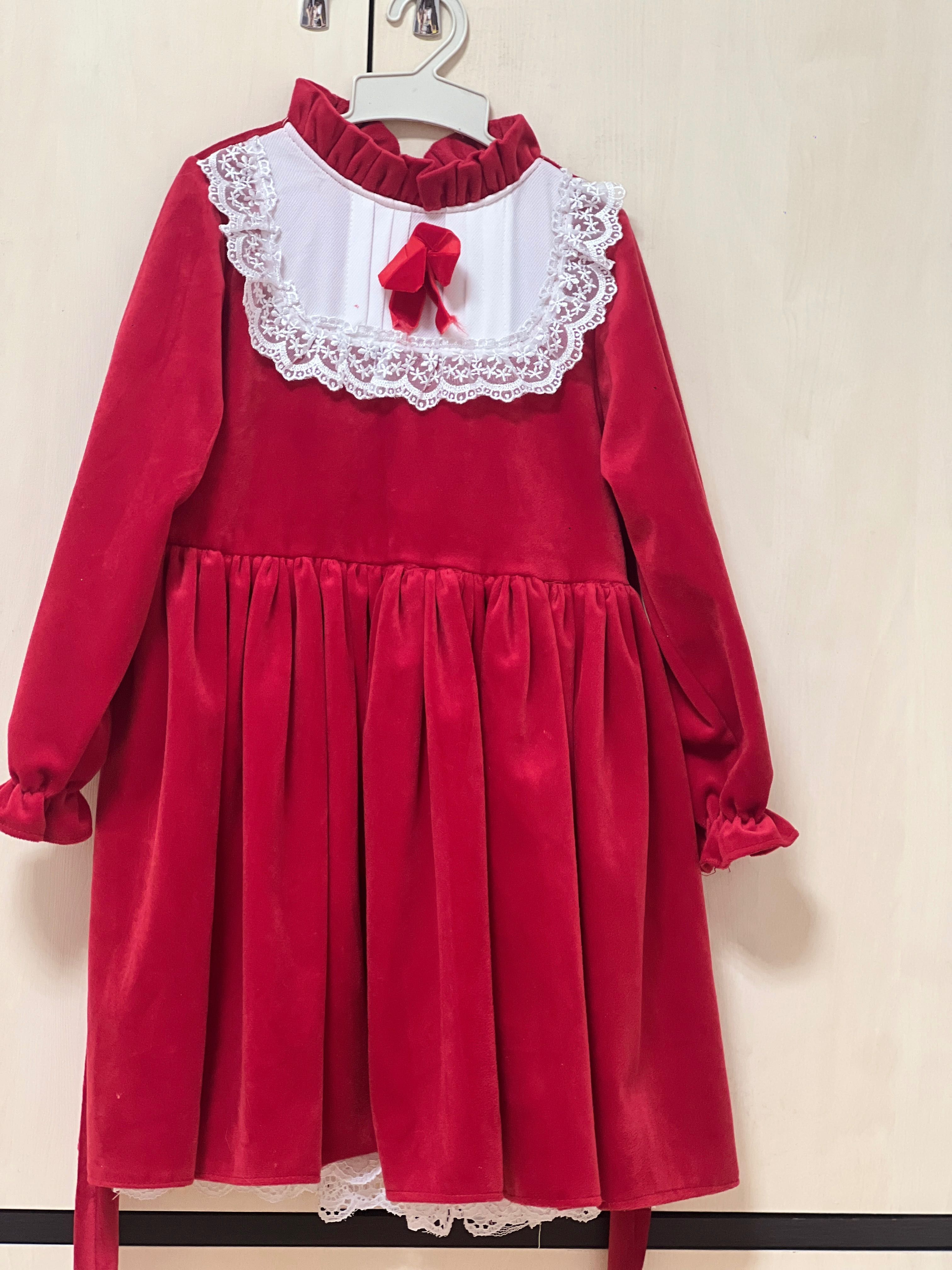 Продается детское красивое бархатное платье на 5-6 лет.