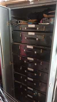Шкаф металлический с металлическими ящиками