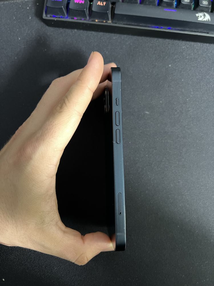 Продавам IPhone 13 128Gb Midnight използван