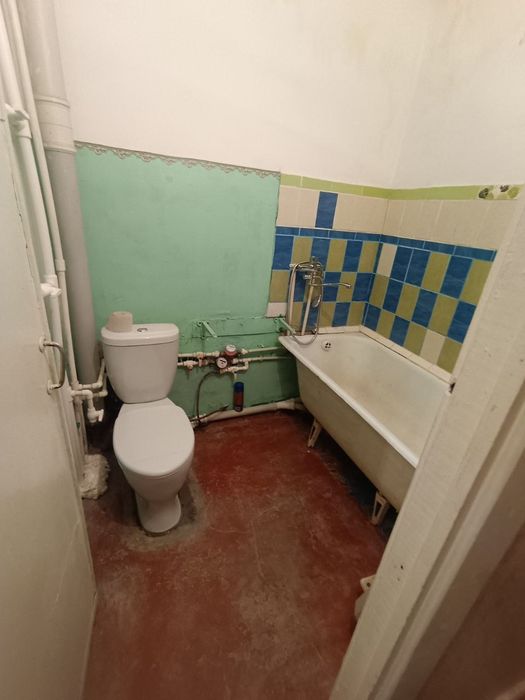 Срочно продаётся 1 ком в чирчике 3 мкн 3 этаж около пост гаи