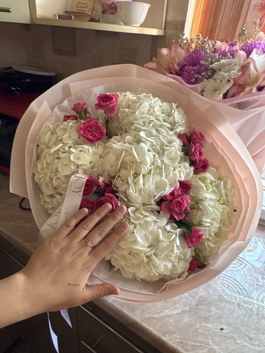 Гортензий и куставой роза