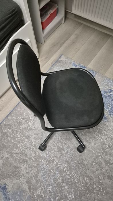 Vând scaun de culoare neagra