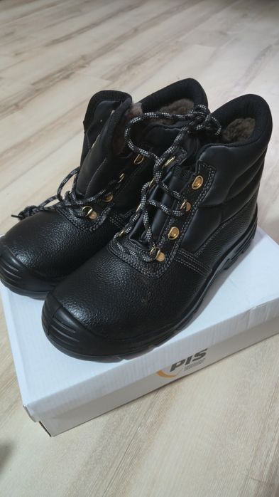 Продается спецобувь новая