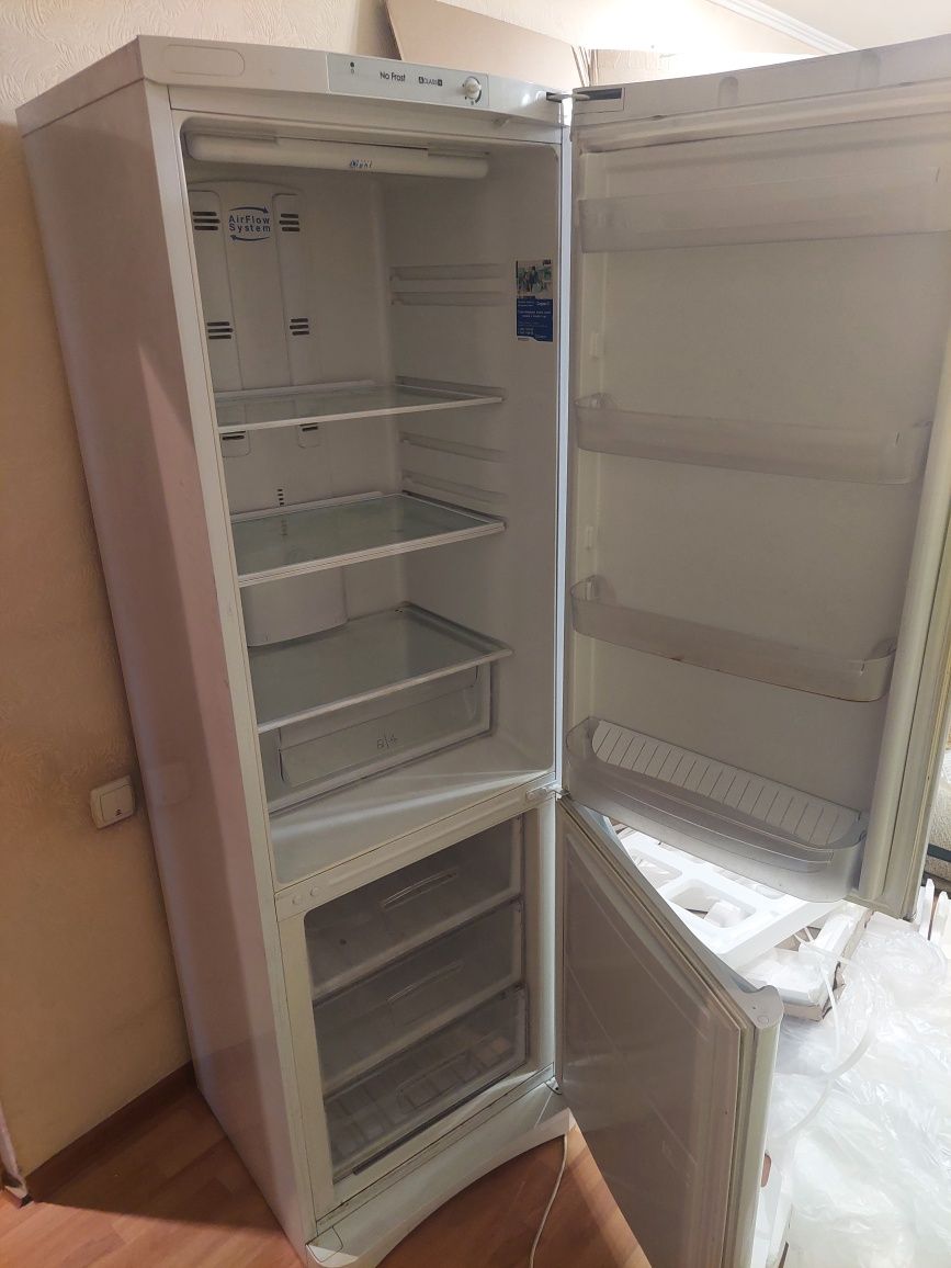 ) Продам Холодильника