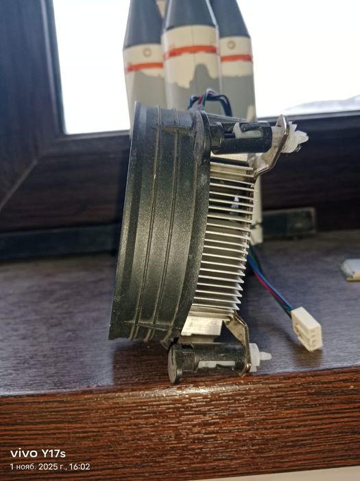 Кулер рабочий, имеет дефекты, охлаждает нормально