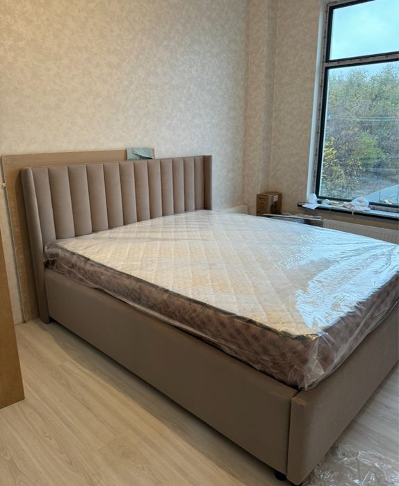 Продам кровать двухспальный с механизмом + комот + шкаф