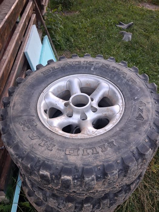 Vând anvelope 235 75 r15 cu jante aluminiu