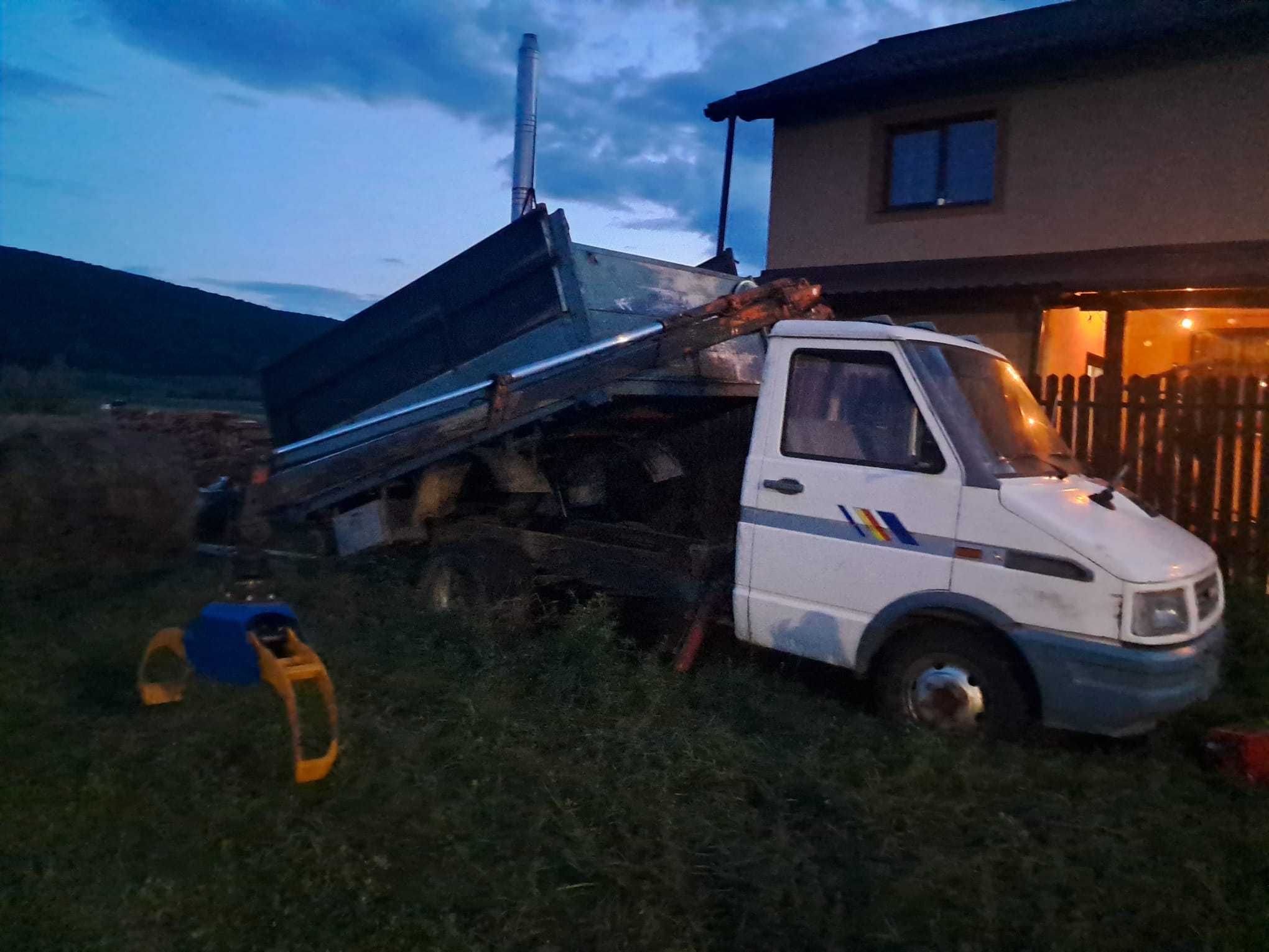 Vand Iveco basculabil cu macara