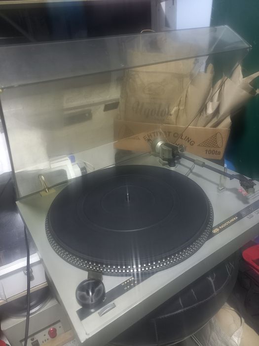 Проигрыватель  пластинок. Радиотехника.