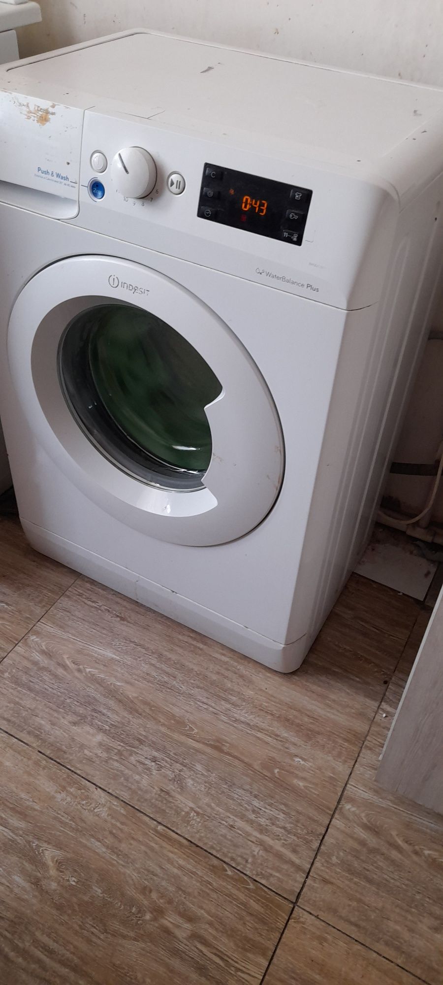 Oq  rangli  kirmoshina. Firma: INDESIT. Ishlatilgan, yangi kir moshina