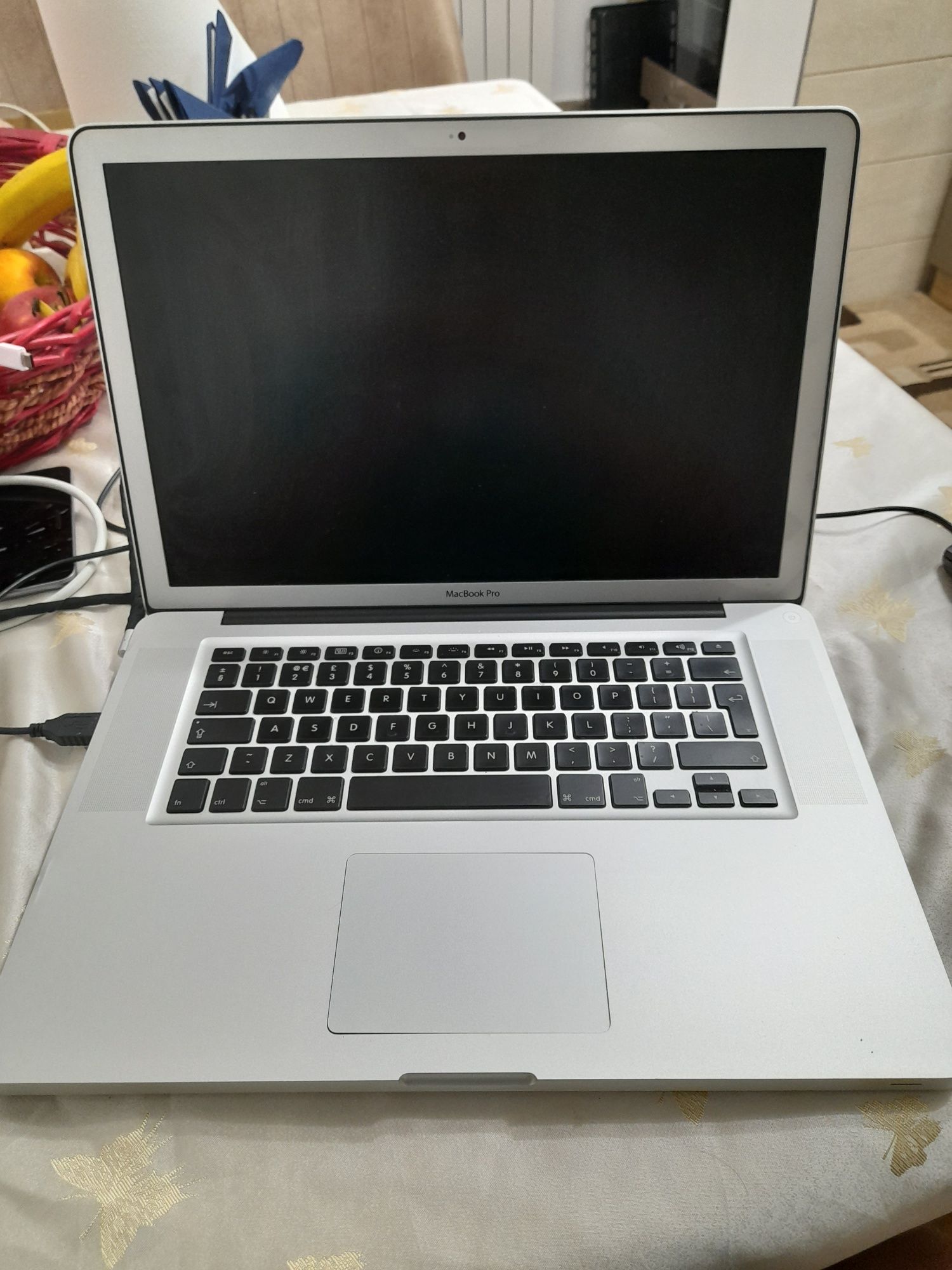 Apple  macbook pro i5 2010