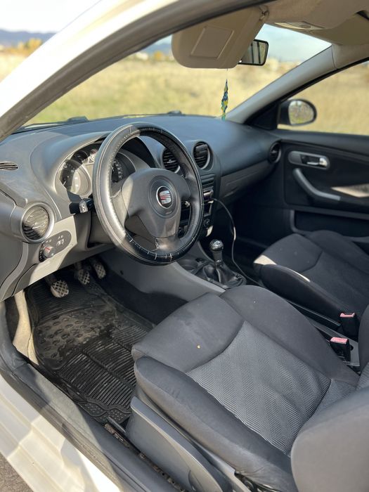 Seat Ibiza (бял)