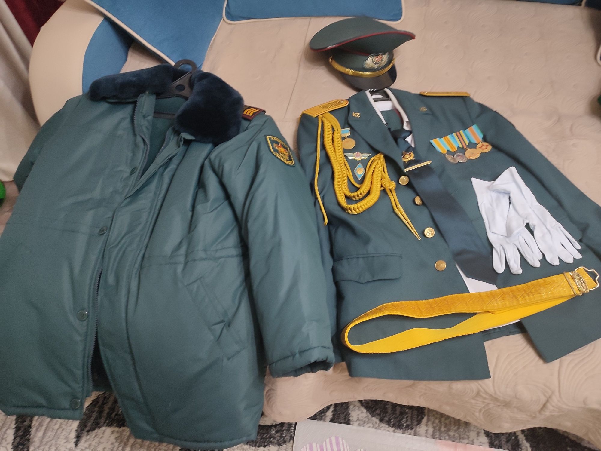 Продам военную парадную форма одежду с повседневной курткой.