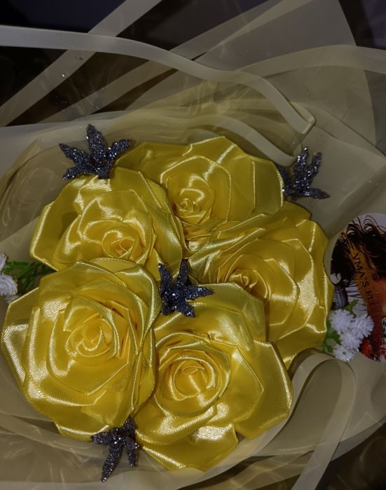 Realizez buchete de flori din satin și săpun, plus diferite ornamente.