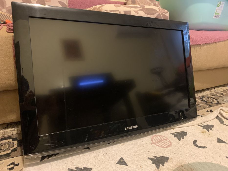 TV pentru piese , display defect