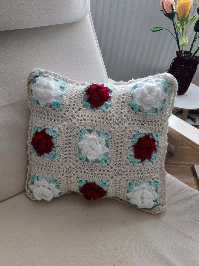Pernă croșetată cu drag – 45x45 cm