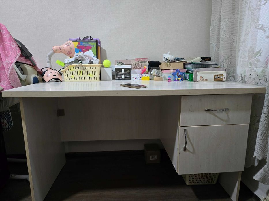 Продам письменный стол в хорошем состоянии.