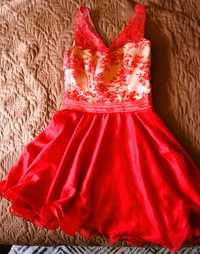 Официална червена сатенена рокля